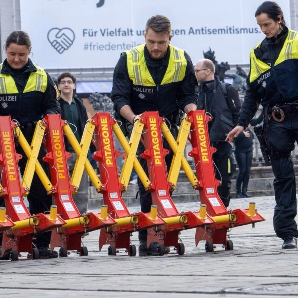 Straßensperren – Groß (urnnewsmldpacom20090101250222-911-012977-v2-s2048)